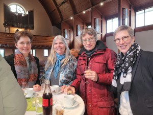 6631dd9de988512 Heidrun Schmidt, Karin Rietmüller-Artz, Esther Linder und Pfarrerin Anne Kampf bilden eine ökumenische Runde. Foto Petra Straub.jpg